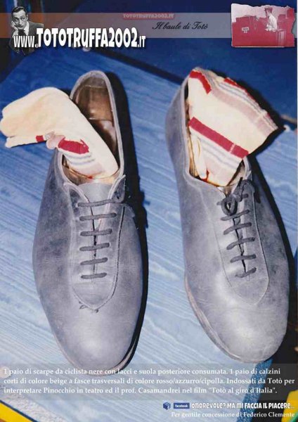Le scarpe indossate da Totò nel film, conservate nel suo baule di scena